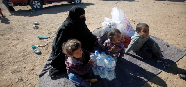 نازحون من ضواحي الموصل لدى وصولهم إلى بلدة بعشيقة. رويترز