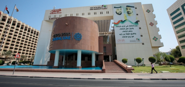 بلدية دبي درست العديد من المشروعات المقترحة لمعالجة النفايات الصناعية السائلة الخطرة بالإمارة. أرشيفية