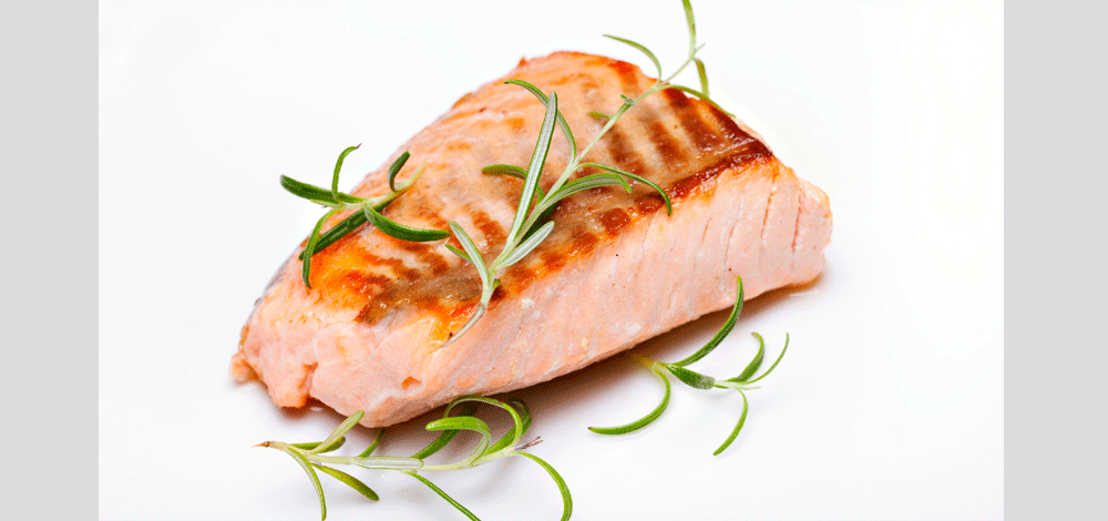 الأسماك الدهنية مثل السلمون والتونة الغنية بالأوميغا 3 والأحماض الدهنية التي تساعد على التقليل من مشاكل القلب