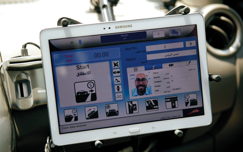 شاشة لتلقي المفحوص تعليمات الفاحص. من المصدر