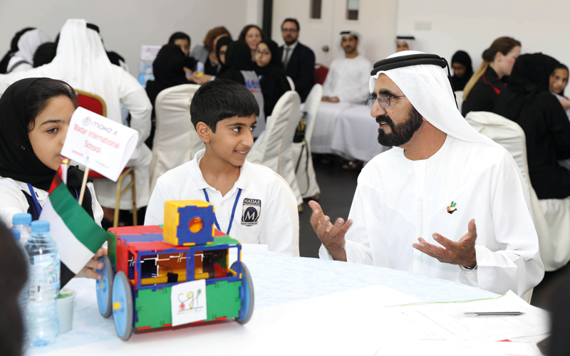 محمد بن راشد متحدثاً مع طلبة خلال جولته في أرجاء قاعة المتنزه. وام