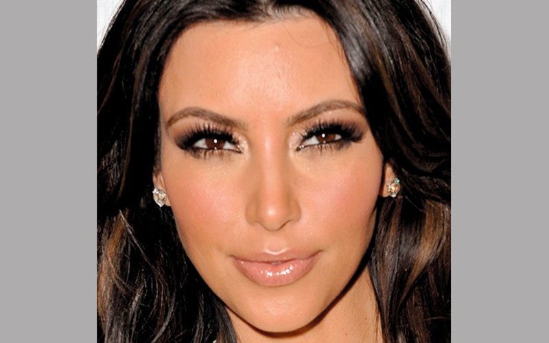 نجمة تلفزيون الواقع كيم كارديشيان.