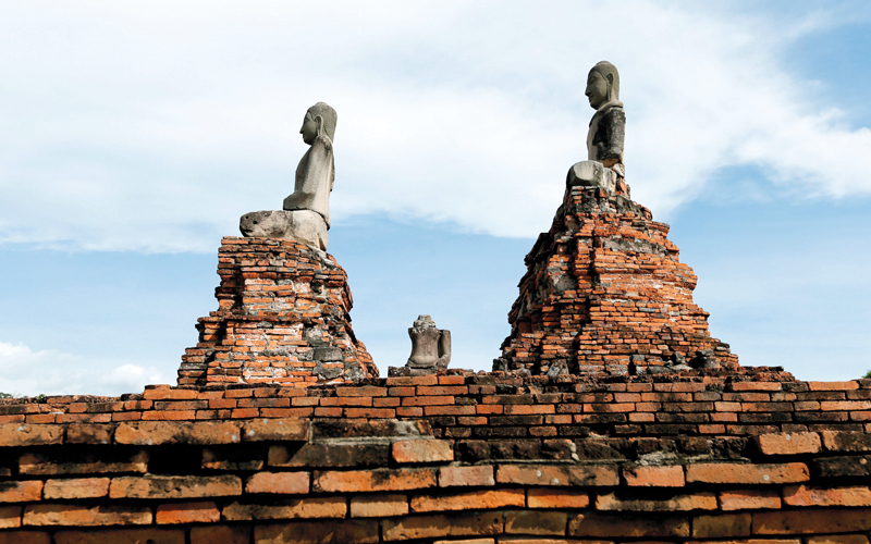 منظر يعكس خرائب مدينة إيوثايا القديمة في تايلاند. رويترز