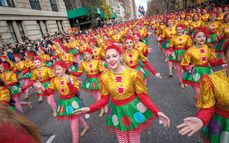 راقصون بحديقة سنترال بارك ويست خلال مهرجان عيد الشكر في نيويورك. أ.ب