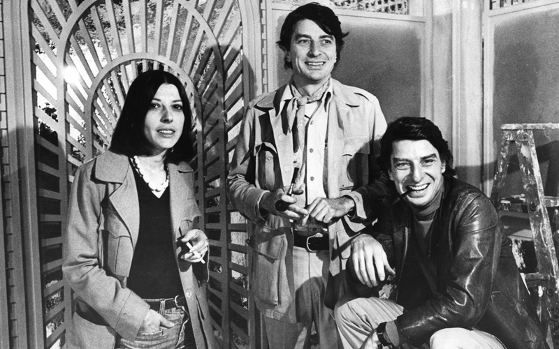 صورة تعود إلى عام 1974، يظهر فيها إنثيا سيلبرت من اليسار، والأخوان رتشارد وباول سيلبرت. حيث توفي في 19 نوفمبر الجاري المصمم باول، الحاصل على جائزة الأوسكار عن عمله في فيلم «السماء يمكن أن تنتظر»، من إخراج وارين بياتي. أ.ب