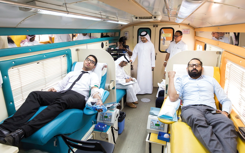 موظفو «نخيل» قدموا وحدات دم ستسهم في إنقاذ حياة كثيرين. تصوير: أحمد عرديتي