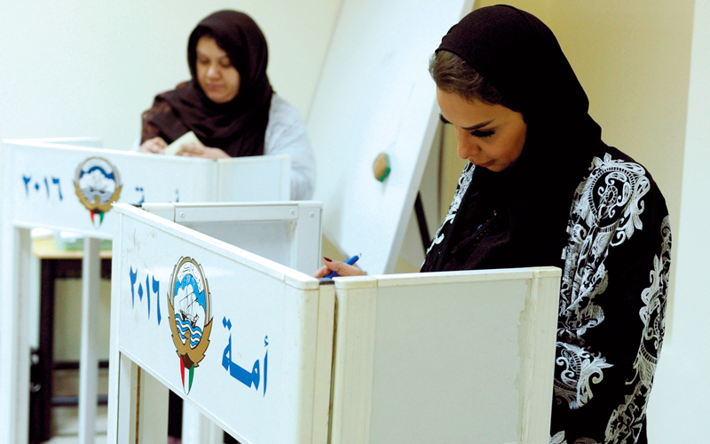 كويتية تدلي بصوتها  في الانتخابات. رويترز