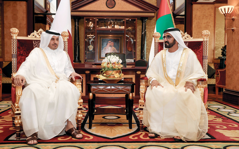 محمد بن راشد خلال لقائه رئيس وزراء دولة قطر. وام