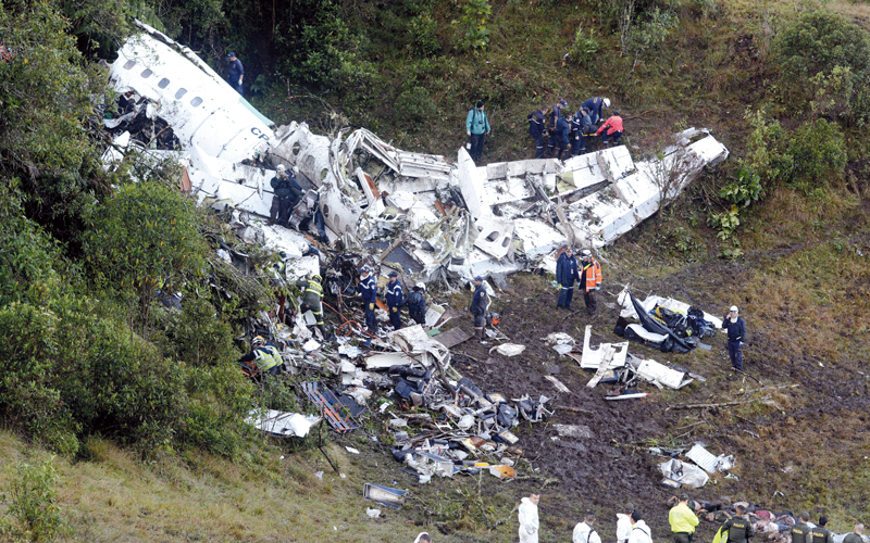 طائرة «تشابيكوينسي البرازيلي» خلال تحطمها بمنطقة ميدلين الجبلية في كولومبيا. أ.ب