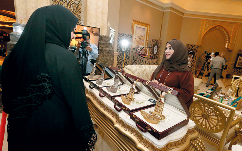 المهن التراثية لم تقتصر على الرجال بل عملت فيها المرأة الإماراتية. تصوير: نجيب محمد