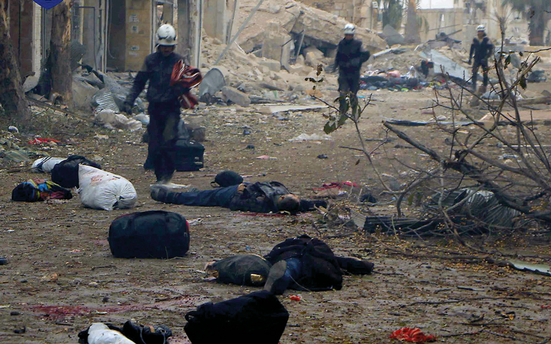 صورة تظهر عناصر الدفاع المدني يتفقدون جثث ضحايا قتلوا بقصف لقوات النظام على حي جب القبة بحلب. أ.ب