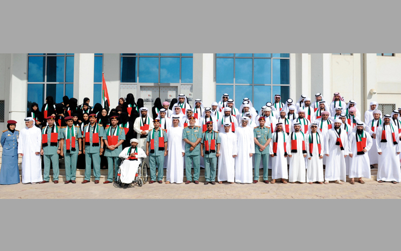 الراشدي يتوسط الحاصلين على الجنسية من أبناء المواطنات. من المصدر