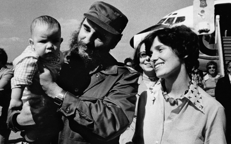 إليزابيث والدة ترودو مع كاسترو والطفل ترودو.