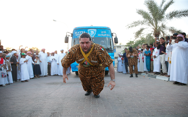 محمود شمشون بدأ العرض بسحب حافلة بجسمه. تصوير: أسامة أبوغانم