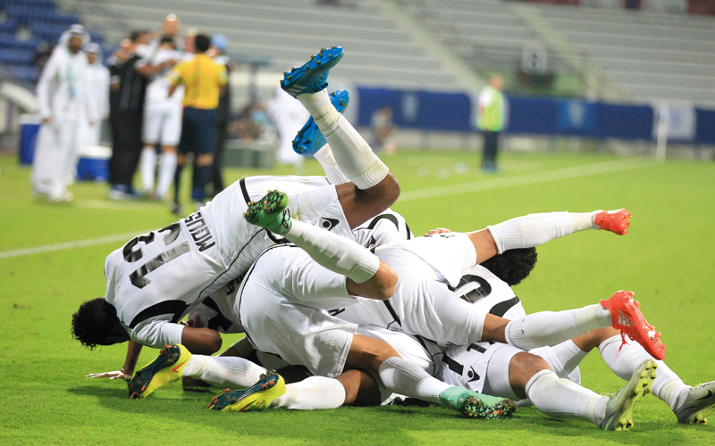 لاعبو حتا يحتفلون بالفوز الثمين على النصر. تصوير: مصطفى قاسمي