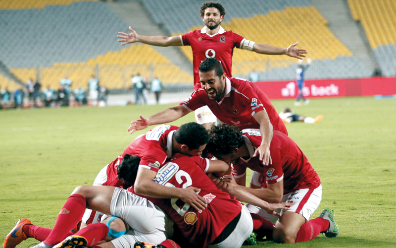 لاعبو الأهلي يحلّقون في صدارة الدوري المصري. أ.ف.ب