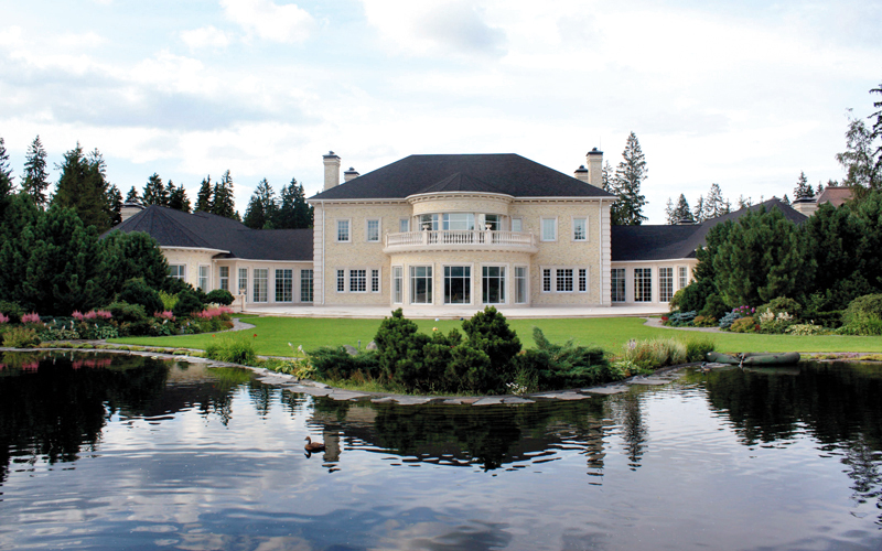 يشعر من يدخل مدينة الأثرياء بأنه انتقل إلى عالم آخر تحيط به الفخامة والقصور. أرشيفية