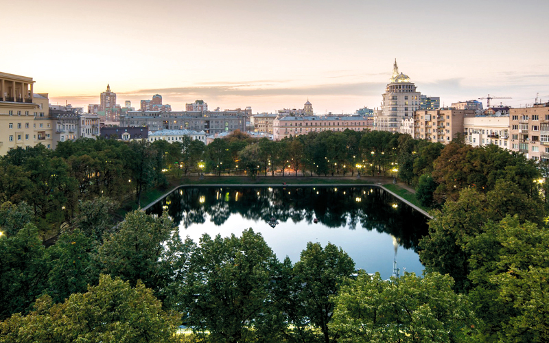 بشكل تدريجي أصبحت «بحيرات البطريرك» مقاطعة خاصة برجال الأعمال والنخبة الإبداعية الأكثر ثراء أرشيفية