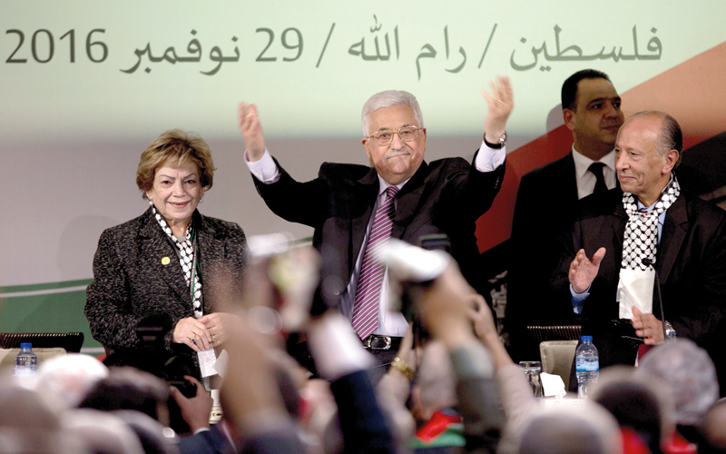 عباس تخلّص من معظم خصومه السياسيين في مؤتمر «فتح». أ.ب