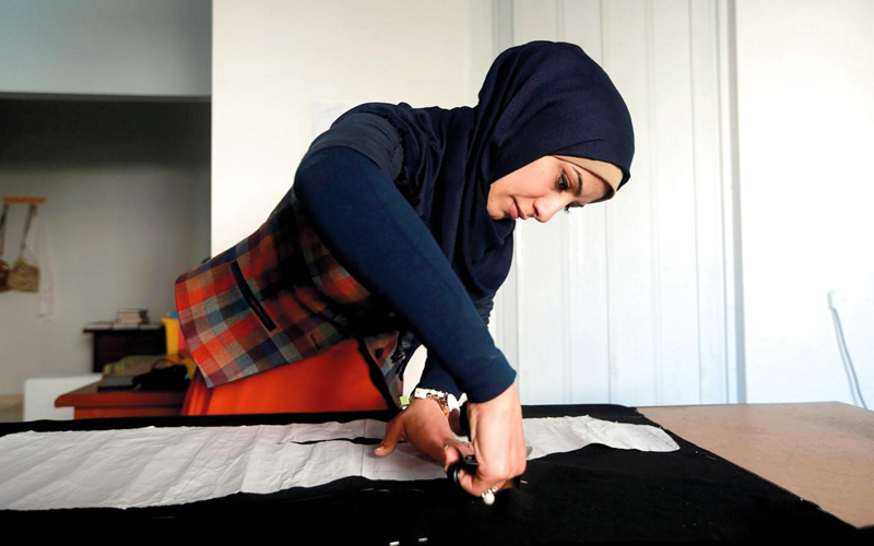 المقص والإبرة لم يفارقا أنامل المصمّمة نيرمين منذ طفولتها. الإمارات اليوم