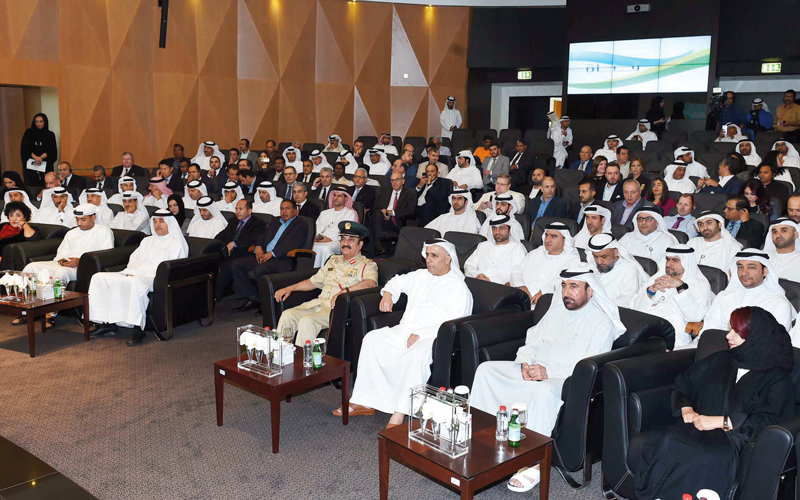 الطاير يتوسط الحضور في حفل التكريم.