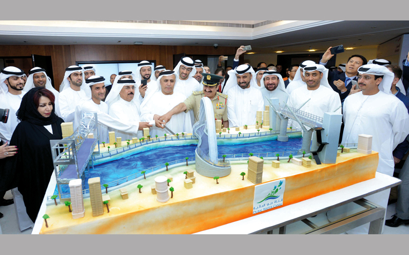 الطاير خلال تقطيع قالب الكعكة. وام