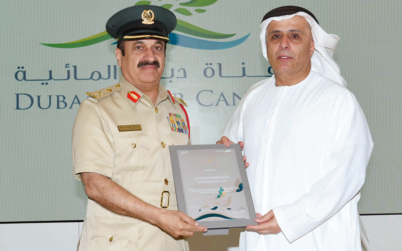 الطاير يكرّم القيادة العامة لشرطة دبي.