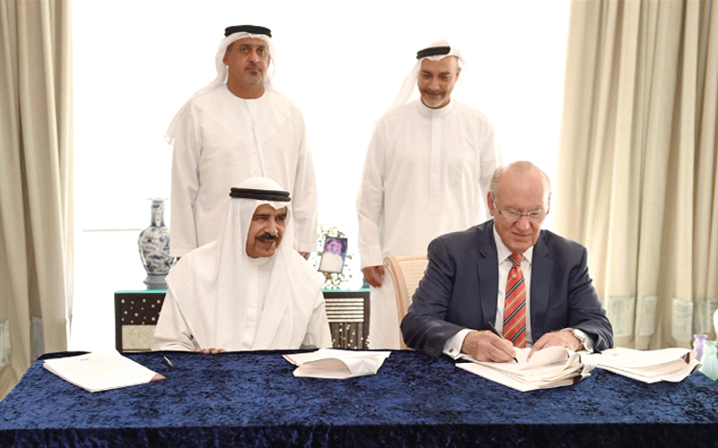 سلطان بن خليفة يشهد توقيع اتفاقية الشراكة لتنفيذ المركز الجديد. من المصدر