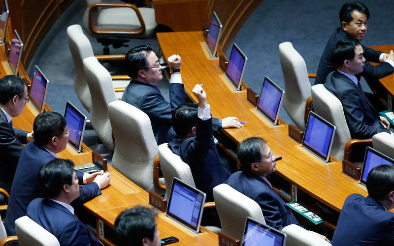 البرلمان تبنى المذكرة بـ 234 صوتاً مقابل 56. أ.ف.ب