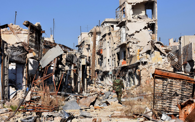 جنود النظام في منطقة الجديدة بحلب حيث الدمار نتيجة القصف.  رويترز
