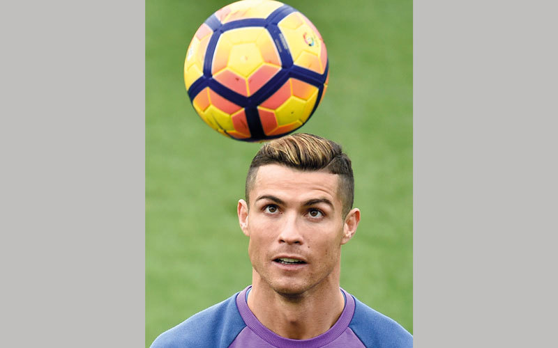 رونالدو أقرب للفوز بجائزة أفضل لاعب في العالم. أ.ف.ب