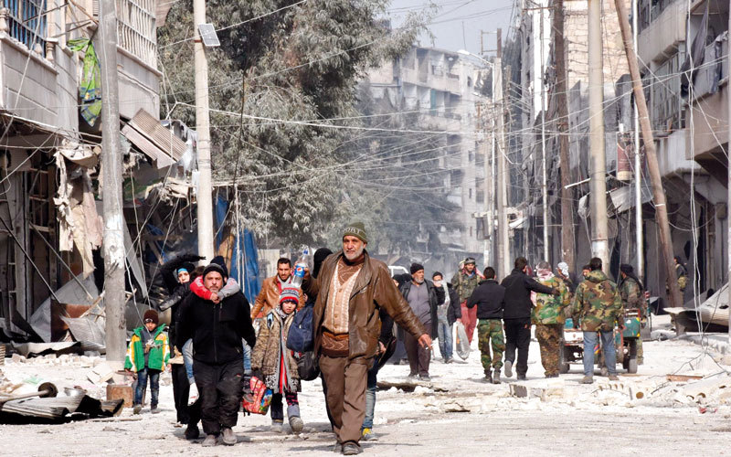 مدنيون يهربون من العنف في حي الصالحين شرق حلب إثر تقدم قوات النظام في المدينة. أ.ف.ب