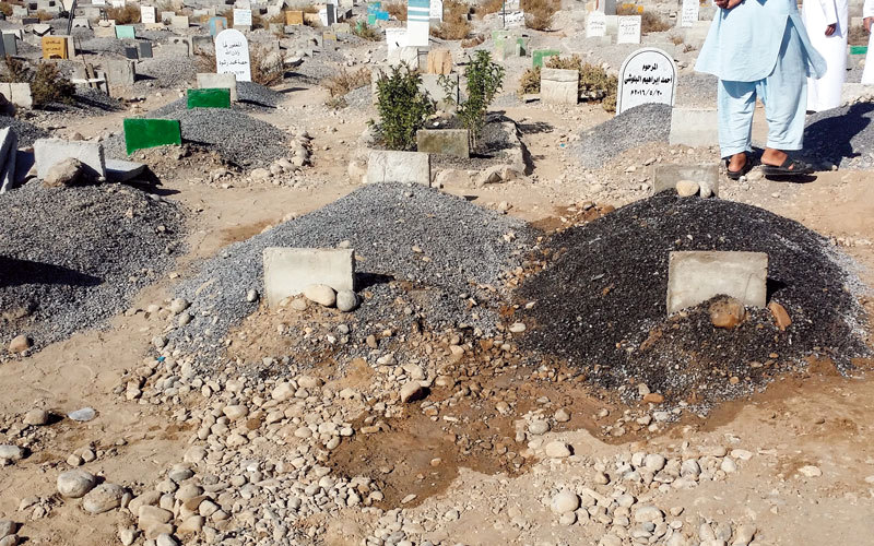 قبرا المجني عليهما بعد دفنهما وسط استنكار واسع. الإمارات اليوم