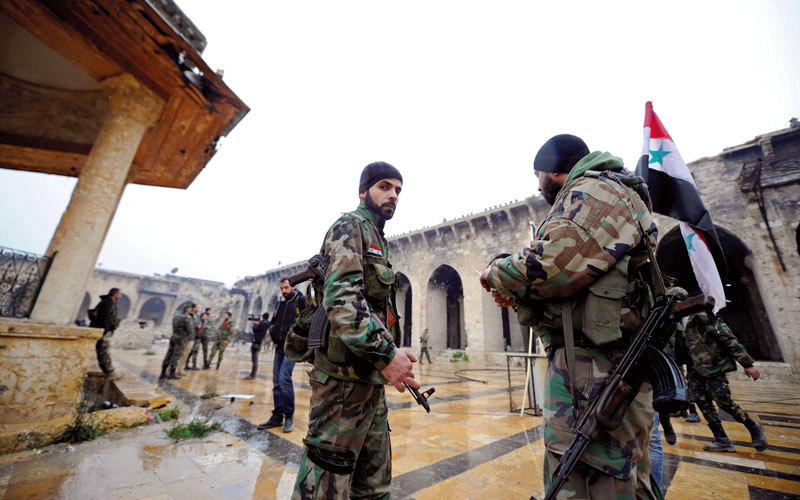 عناصر من قوات النظام والميليشيات الموالية لها داخل المسجد الأموي بحلب بعد أن دخلته أمس للمرة الأولى منذ عام 2013. رويترز