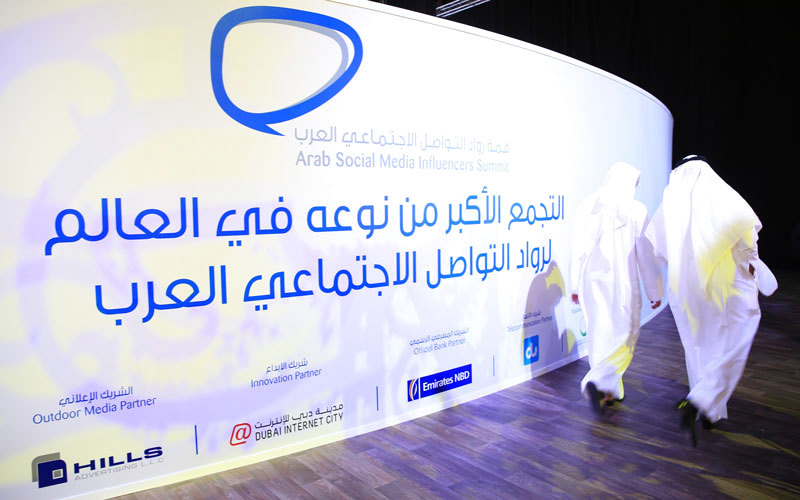 تجاوز عدد حضور قمة رواد التواصل الاجتماعي العرب 2500 مشارك وحظيت باهتمام بالغ. من المصدر