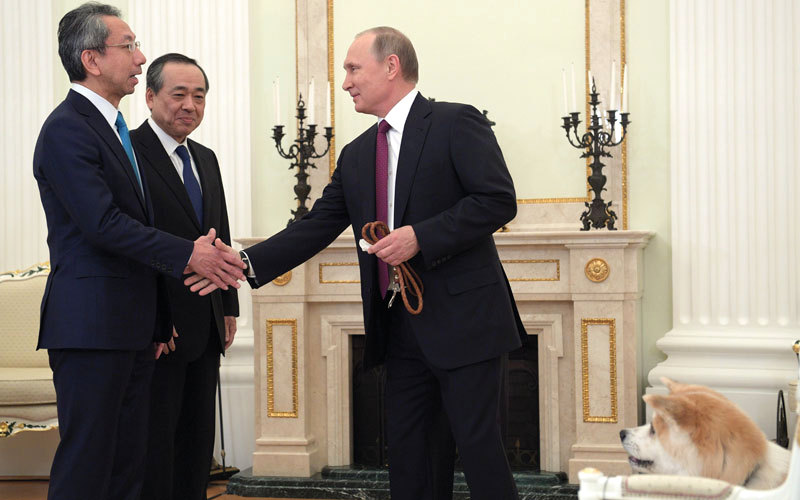 بوتين مستقبلاً الصحافيين اليابانيين في المكتب الصحافي للكرملين. أ.ف.ب