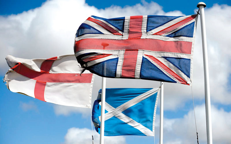 أعلام المملكة المتحدة وأسكتلندا وإيرلندا الشمالية.. يجب تعزيز الاتحاد من أجل القرن الحالي. أرشيفية