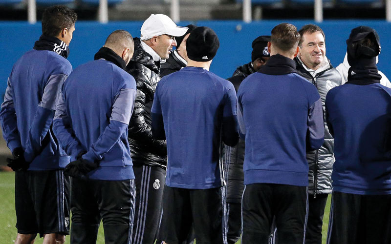 زيدان يسدي تعليماته لنجوم ريال مدريد. إي بي إيه