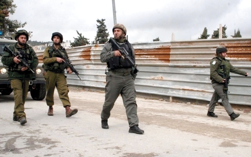 اعتداءات المستوطنين ضد سكان جالود تتم بحماية  مكثفة من جنود الاحتلال. الإمارات اليوم