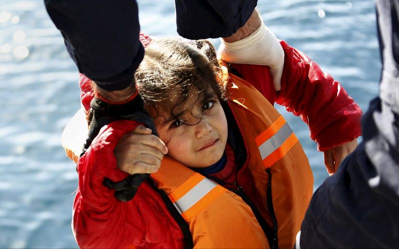 الشرطة اليونانية تنقذ طفلة بعد غرق المركبي الذي كان يقلهم بالقرب من جزيرة ليسبوس اليونانية.فبراير