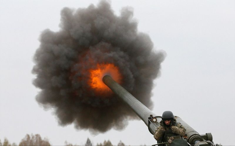 جندي أوكراني يغلق أذنيه خلال إطلاق ضربة مدفعية  ضمن تدريبات عسكرية قرب قرية ديفشكي في كييف. أوكرانيا.أكتوبر