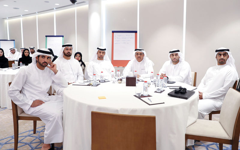 حمدان بن محمد والقرقاوي أثناء حضورهما ورشة العمل. من المصدر