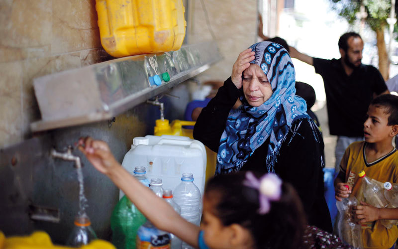 المواطنون في غزة يتذمرون من أزمة المياه  بفعل تزايد ساعات انقطاع الكهرباء.