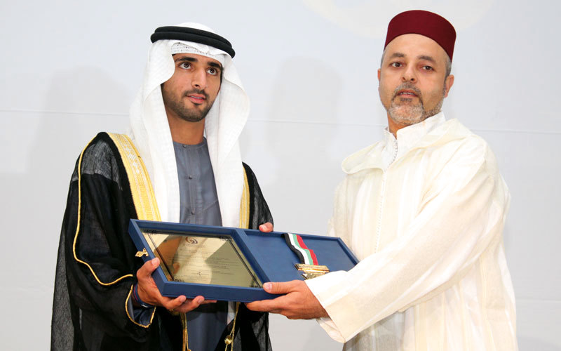 حمدان بن محمد يسلم البطل المغربي محمد حمان الجائزة. من المصدر