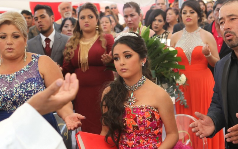 روبي مع والدها ووالدتها خلال الاحتفال.