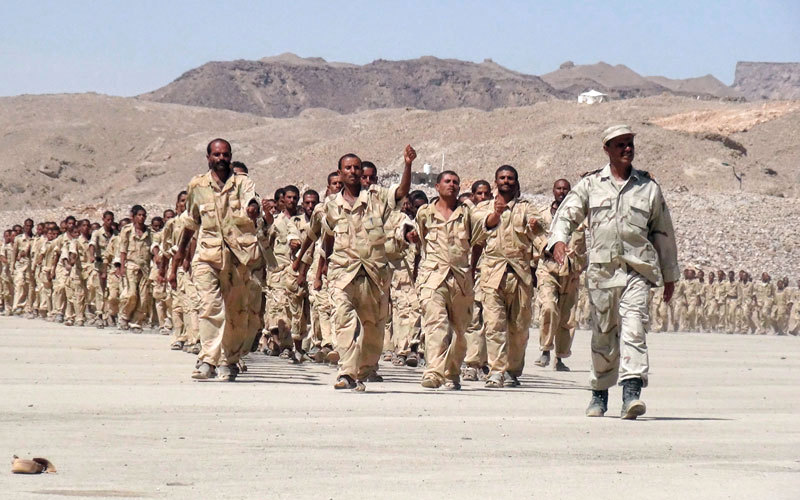 الحكومة اليمنية تصرف مرتبات 200 ألف من منتسبي الجيش والأمن - الإمارات اليوم