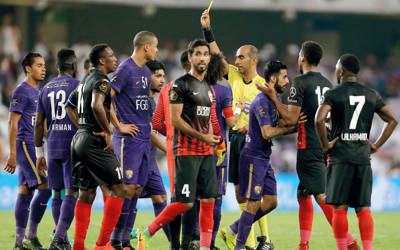 الحكم عادل النقبي أشهر البطاقة الصفراء 8 مرات للاعبي الفريقين واستخدم الكارت الأحمر مرة واحدة لماجد ناصر.

تصوير: إريك أرازاس