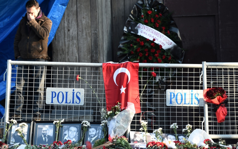 أهالي ضحايا الاعتداء الإرهابي في اسطنبول يضعون زهوراً وصور الضحايا في مكان الحادث. أ ف ب