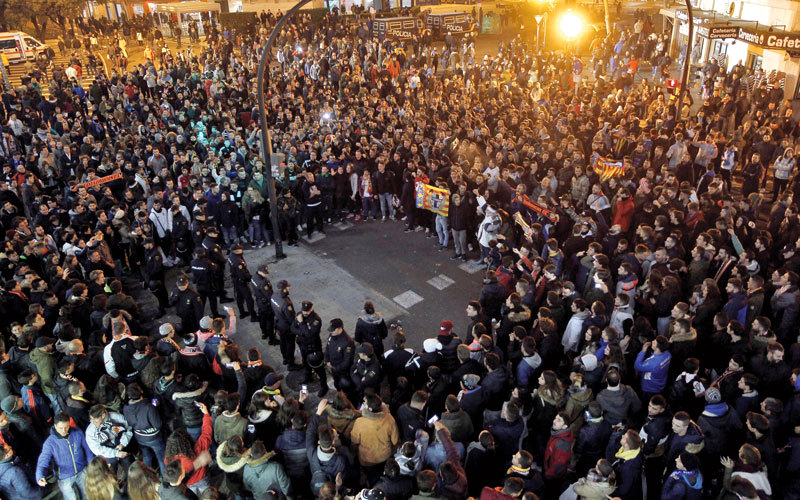 مشجعو فالنسيا الغاضبون يتجمعون خارج ملعب ميستايا ويهتفون ضد الملياردير السنغافوري بيتر ليم.  إي.بي.إيه