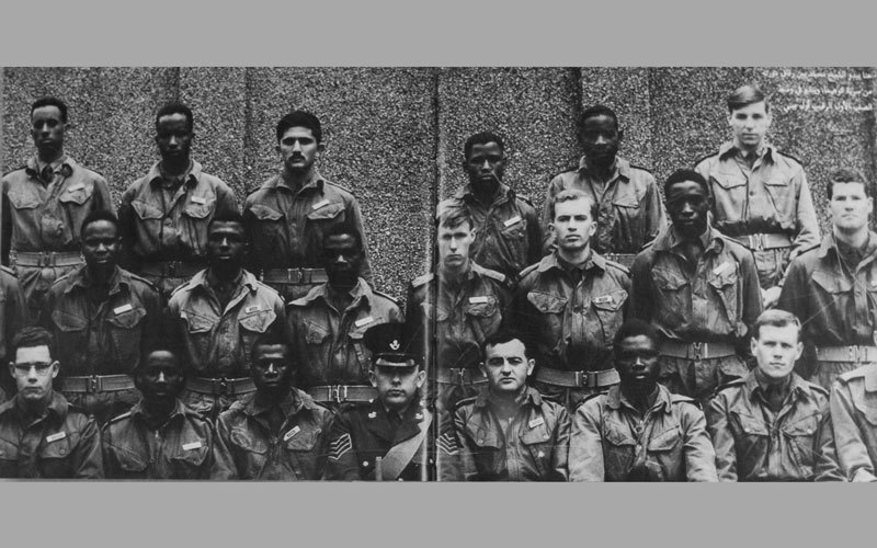 محمد بن راشد في الصف الأعلى خلال دورة عسكرية ضمن &laquo;سرية كوهيما&raquo;. &laquo;أرشيف مركز جمعة الماجد للثقافة والتراث&raquo;